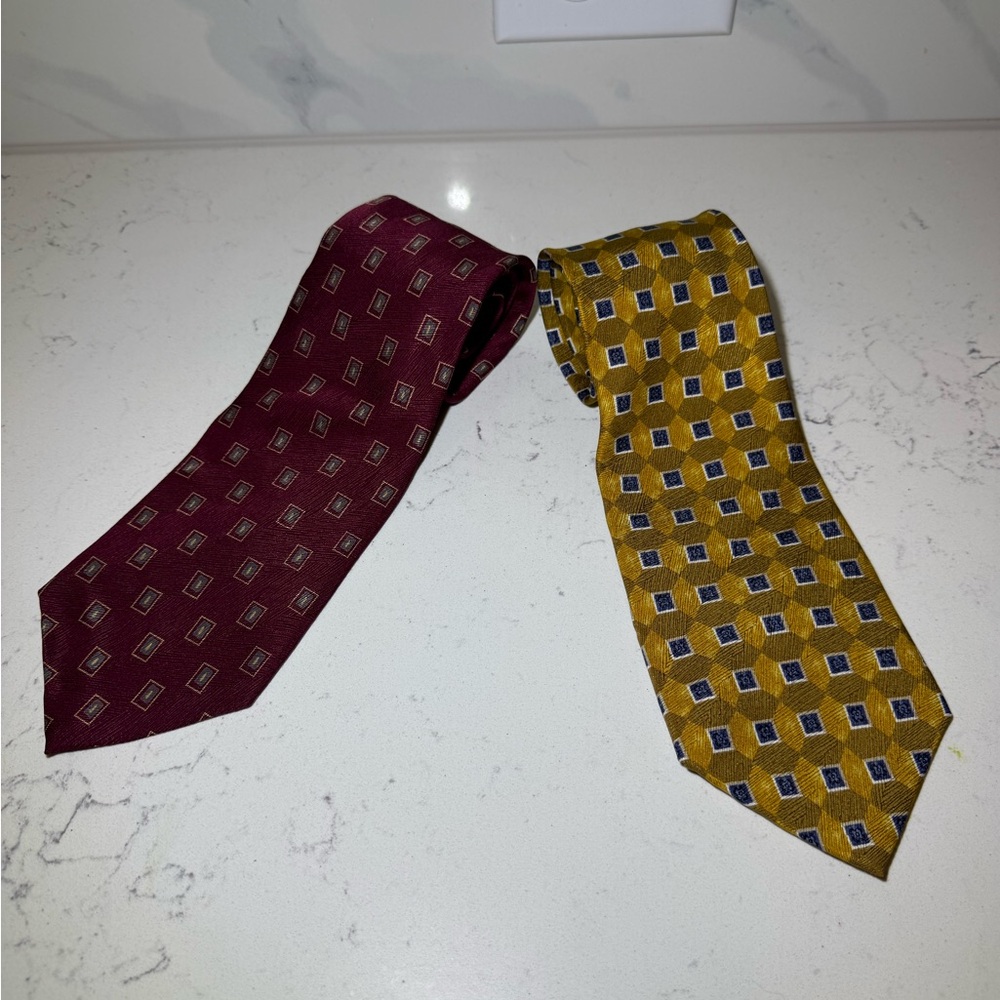 CORPORATE GEAR Set of two Elegant Burgundy and Gold Patterned Ties